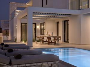 Bazén v ubytování Anthis Luxury Villas - A Haven of Serene Modern Elegance, by ZanteWize nebo v jeho okolí