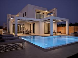 willa z basenem przed domem w obiekcie Anthis Luxury Villas - A Haven of Serene Modern Elegance, by ZanteWize w mieście Zakintos +37 zdjęć