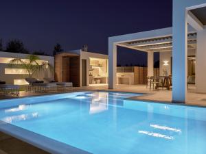 Bazén v ubytování Anthis Luxury Villas - A Haven of Serene Modern Elegance, by ZanteWize nebo v jeho okolí