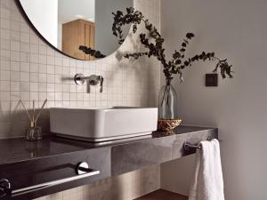 Koupelna v ubytování Anthis Luxury Villas - A Haven of Serene Modern Elegance, by ZanteWize