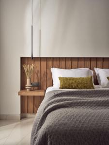 um quarto com uma cama grande e uma cabeceira em madeira em Anthis Luxury Villa em Zakynthos Town