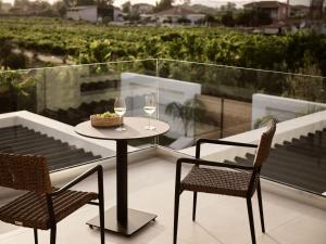 Balkón nebo terasa v ubytování Anthis Luxury Villas - A Haven of Serene Modern Elegance, by ZanteWize