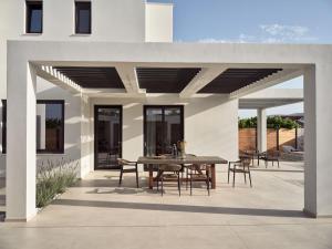 Balkón nebo terasa v ubytování Anthis Luxury Villas - A Haven of Serene Modern Elegance, by ZanteWize