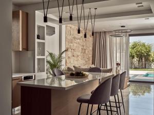 Bazén v ubytování Anthis Luxury Villas - A Haven of Serene Modern Elegance, by ZanteWize nebo v jeho okolí