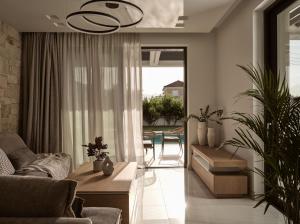 Bazén v ubytování Anthis Luxury Villas - A Haven of Serene Modern Elegance, by ZanteWize nebo v jeho okolí