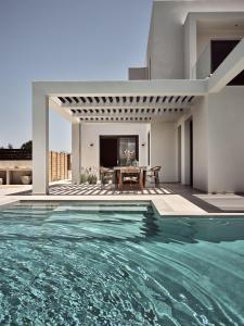Swimmingpoolen hos eller tæt på Anthis Luxury Villa