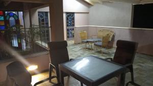 ein Esszimmer mit Tisch und Stühlen in einem Gebäude in der Unterkunft צימר מאיה in Ani'am