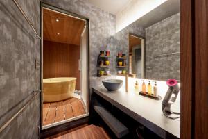 Llit o llits en una habitació de 古今 天下茶屋 with a private parking lot and a half open-air bath and direct to KIX