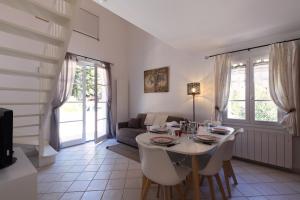 a living room with a table and a couch at À 800m de la plage, maison pour 6 avec piscine in Plage-des-Demoiselles