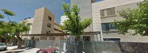 un árbol está delante de un edificio en El Arrecife - Apartamento a 2 minutos de la playa en El Puerto de Santamaría, en El Puerto de Santa María