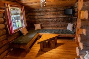 Seating area sa Arctic Log Cabins