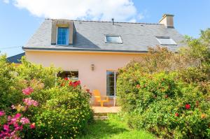 a house with two orange chairs on a porch at Maison pour 6 au coeur du Pays Bigouden in Plomeur