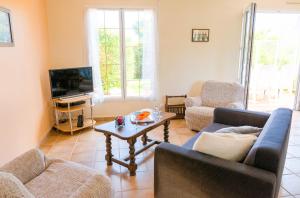 a living room with two couches and a coffee table at Maison pour 6 au coeur du Pays Bigouden in Plomeur