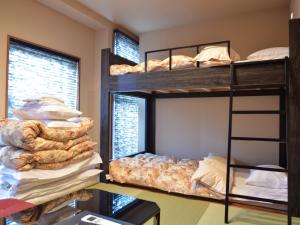 Uma ou mais camas em beliche em um quarto em Amenity Hotel Kyoto