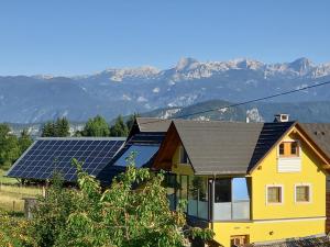 una casa con paneles solares en el techo en Tubej superior wellness house, en Bohinj