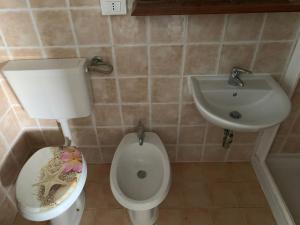 Koupelna v ubytování Villaggio Benvivere + 37 fotografií