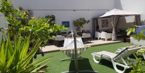 Сад в Jose & Ester House