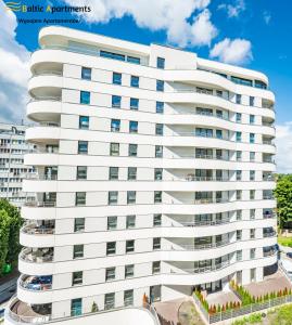 obraz białego budynku apartamentowego w obiekcie Baltic Apartments - Sun Towers w Świnoujściu
