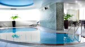 Bazén v ubytování Cristal Hotel Abu Dhabi nebo v jeho okolí