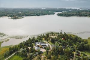 een luchtzicht op een huis op een eiland in een meer bij Villa Ekbladh in Västanfjärd