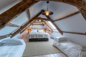 Un pat sau paturi într-o cameră la Finest Retreats - ARC Padstow