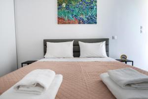 سرير أو أسرّة في غرفة في Cozy apartment in Palaio Faliro with a great view (D2)