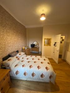 um quarto com uma cama com ursos castanhos em Dalblair Apartment em Ayr