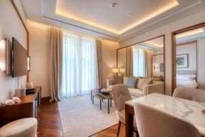 een hotelsuite met een woonkamer en een slaapkamer bij Porto Montenegro Residences in Tivat