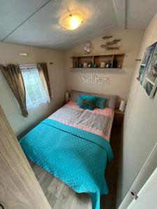 a small bedroom with a bed in a tiny house at Family Home Grill, Beach, Relax - WORKUM in Workum