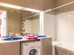 セレ・シュヴァリエにあるAppartement La Salle-les-Alpes, 2 pièces, 6 personnes - FR-1-330F-86のバスルーム(洗濯機、洗濯機付)