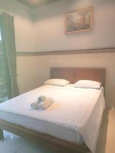 una camera da letto con un letto e due asciugamani di Dewi Antara Homestay ad Ubud
