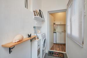 cocina con lavadora y secadora en una habitación en Studio apartment Tramonto, en Cavtat