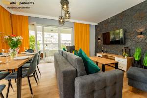 Telewizja i/lub zestaw kina domowego w obiekcie Baltic Apartments - Sun Towers