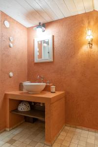 a bathroom with a sink and a mirror at Villa Ekbladh in Västanfjärd