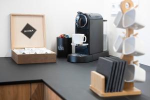 Příslušenství pro přípravu čaje a kávy v ubytování Wellness apartmán Kvilda