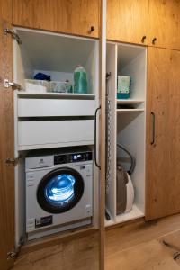 lavadora y secadora dentro de un armario en Wellness apartmán Kvilda, en Kvilda