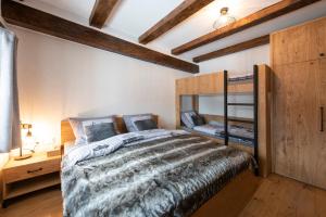 Двухъярусная кровать или двухъярусные кровати в номере Wellness apartmán Kvilda