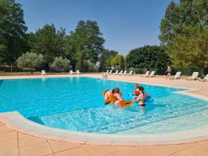 a group of children playing in a swimming pool at Camping Tikayan L'Oxygène in Valensole