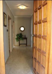 - un couloir avec une porte et une table dans une chambre dans l'établissement Villa Signorina, à San Francesco al Campo
