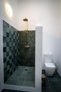 Ett badrum på Suites del Mundo