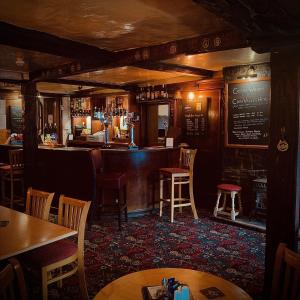 un bar in un pub con tavoli e sedie di Cain Valley Hotel a Llanfyllin
