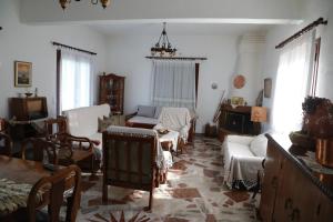 - un salon doté de nombreux meubles dans l'établissement Lemon tree house, à Kalloni