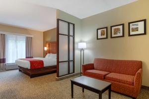 a living room filled with furniture and a couch at Comfort Suites Kingsport in Kingsport