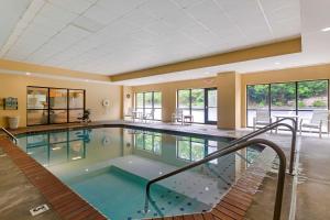 Comfort Suites 내부 또는 인근 수영장