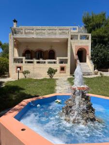 Bazén v ubytování Coastal Oasis Villa nebo v jeho okolí
