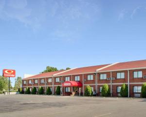 a large red brick building with a restaurant in front of it at Econo Lodge Darien Lakes in Corfu