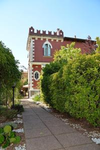 Villa Angelica في ليدو دي فينيتسا: منزل به نافذة وممشى أمامه