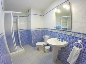 San Andrés的住宿－Apartamento Beneharo en San Andrés，蓝色瓷砖浴室设有卫生间和水槽