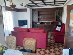 a living room with a pink couch and two chairs at Las Palmeras 1 in Águilas