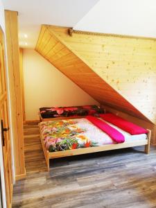 Ένα ή περισσότερα κρεβάτια σε δωμάτιο στο Dom - nad Potokiem